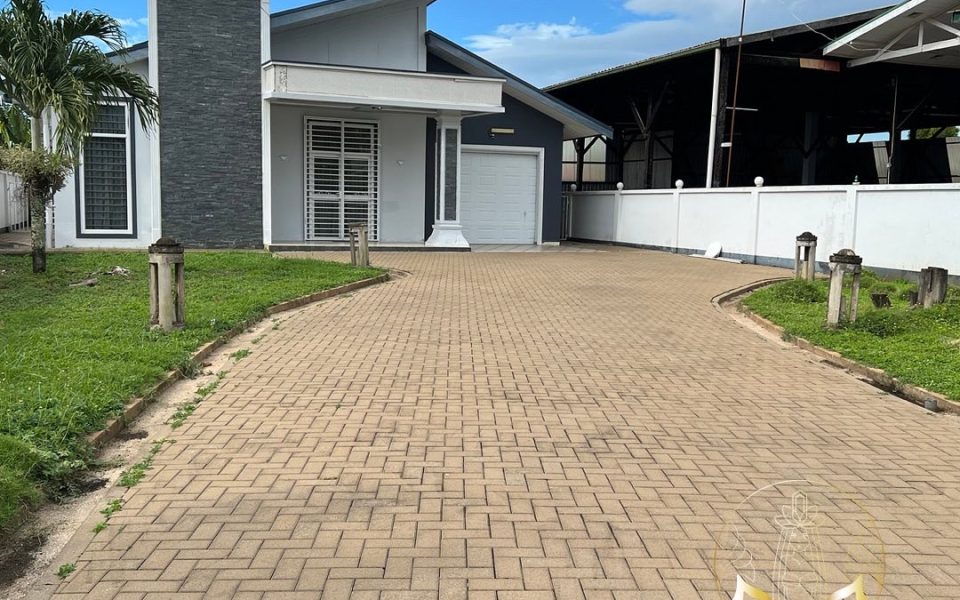 North of Paramaribo, Family 3 bedroom Home IRES Property Agency